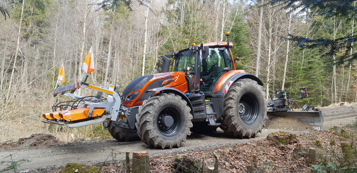 Valtra mit Gräder und Plattenverdichter