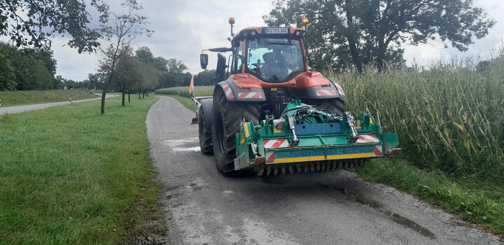 Valtra mit Wegebaufräse 