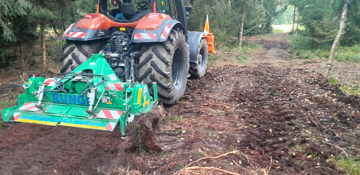 Valtra T214 mit HEN Stein und Bodenfräse
