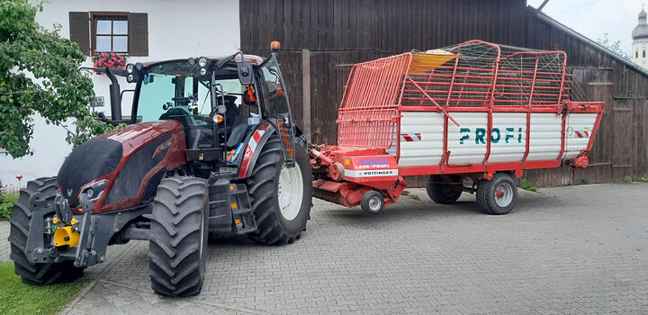 VATRA A105 mit Ladewagen Pöttinger 20m²
