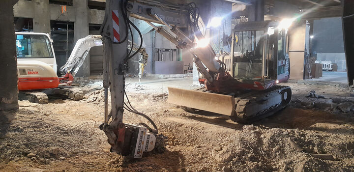 Takeuchi TB 175 mit Stein - Betonfräse